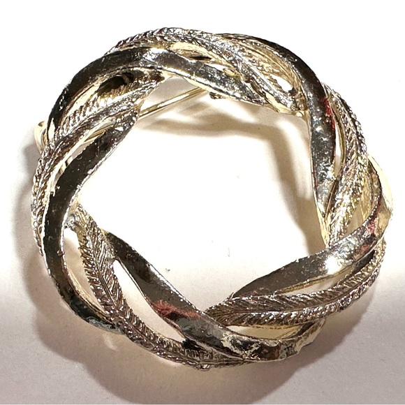 Vintage Round Wreath Shaped Gold Tone Brooch Lapel Pin Smooth & Textured - Picture 3 of 5